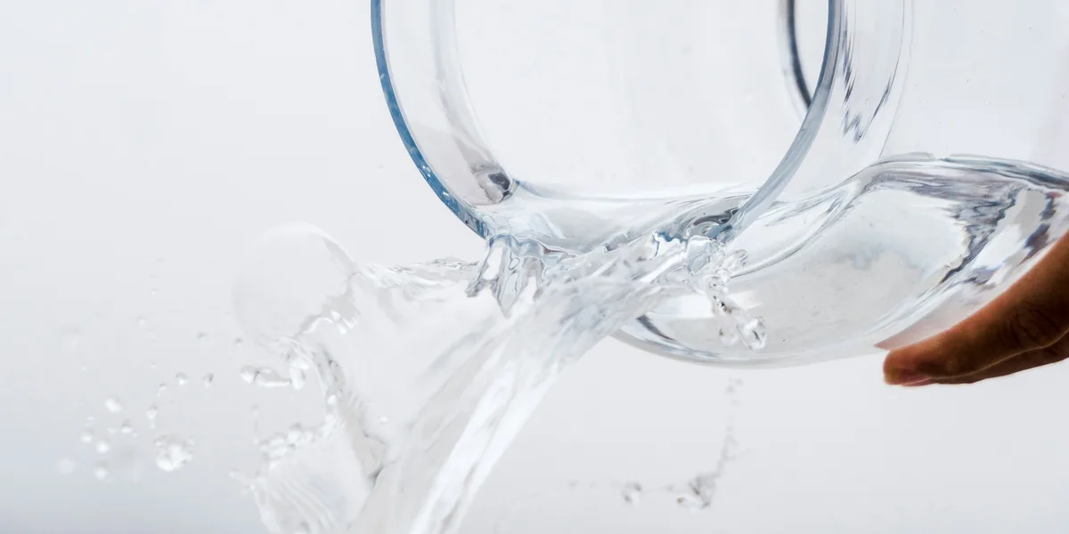 Jarra vertiendo agua en un vaso